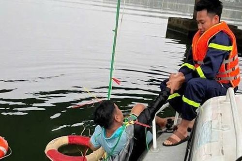 Cứu người đàn ông sau khi gieo mình xuống sông tự tử