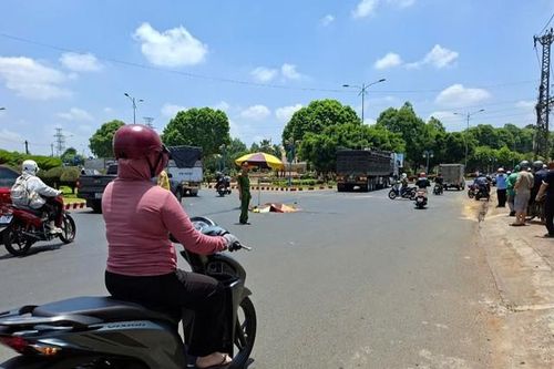 Hai người trên xe máy thương vong sau va chạm với xe đầu kéo
