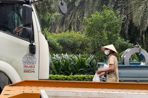 Gõ cửa cabin mời chào cà phê trên Đại lộ Thăng Long, nhiều người bị xử phạt