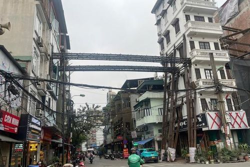 Ngôi nhà 'lạ' với hàng loạt cột sắt, khung thép giữa phố tại Hà Nội