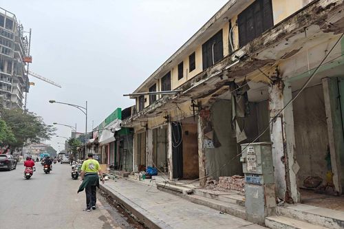 Phá dỡ toàn bộ loạt kios chuyên bán đồ quân tư trang 'nhái' để cải tạo