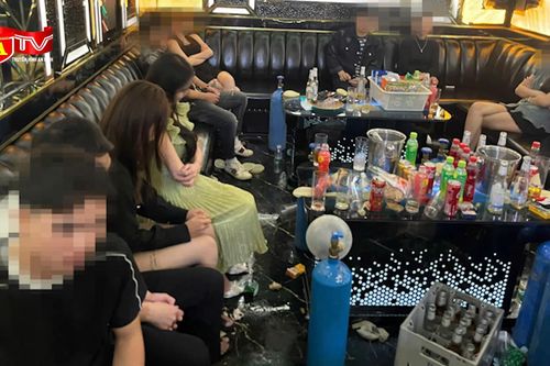 Đột kích quán karaoke lúc rạng sáng, phát hiện 17 nam, nữ 'phê' với 'bóng cười'
