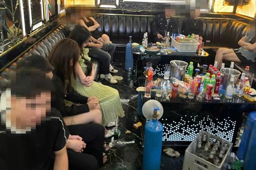 Phát hiện nhóm nam nữ thanh niên sử dụng 'bóng cười' tại quán karaoke