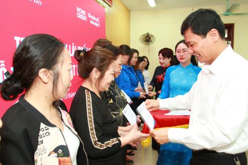 Trao nguồn vốn vay không lãi cho 10 hội viên phụ nữ có hoàn cảnh khó khăn