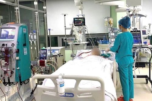 Một người bệnh nguy kịch vì mắc cúm A sau khi tự điều trị tại nhà, phải chạy ECMO