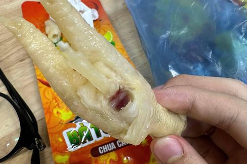 'Ăn cùng Bà Tuyết' bị tố bán chân gà chưa chín