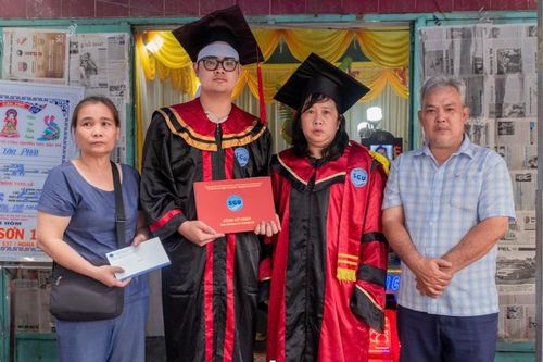 Sinh viên mắc ung thư qua đời được trao bằng đại học trong lễ tang