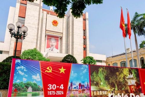 Hà Nội trang trí, tuyên truyền cổ động trực quan dịp 30/4 và 1/5