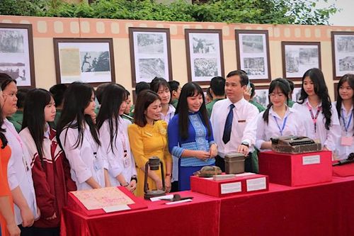 Trưng bày chuyên đề 'Tỉnh Yên Bái - 125 năm xây dựng và phát triển'