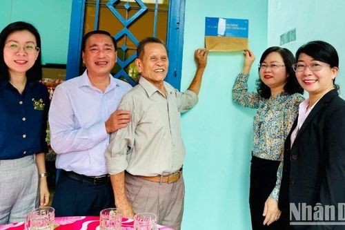 Trao công trình sửa chữa nhà cho thương binh tại Quận 12