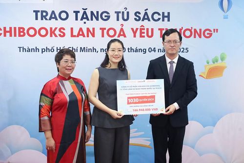 Trao tặng tủ sách 'Lan tỏa yêu thương' cho Trường cao đẳng Việt-Mỹ với tổng trị giá gần 167 triệu đồng