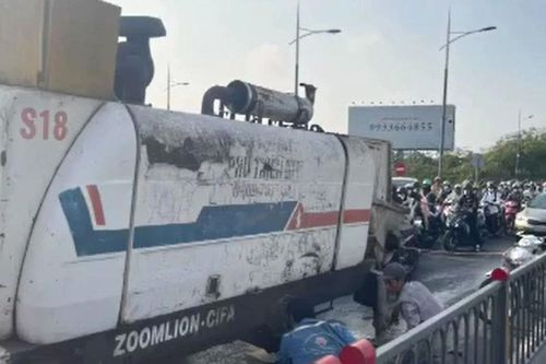 Xe chuyên dụng rơi bánh gây kẹt xe nghiêm trọng từ giữa cầu Nguyễn Văn Cừ