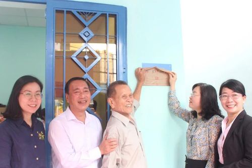 Quận 12 bàn giao nhà sửa chữa cho người có công