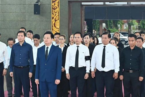 Phó Thủ tướng Mai Văn Chính viếng Giáo sư, Tiến sĩ Phan Lương Cầm