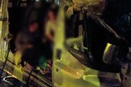 Ô tô khách tông vào xe đang đậu bên đường, nhiều người bị thương