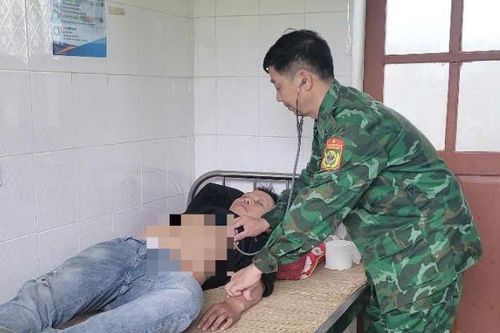 Cán bộ quân y cứu sống người đàn ông ăn lá ngón tự tử