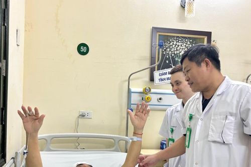 Vừa nội soi qua mũi vừa mở hộp sọ để loại bỏ khối u não