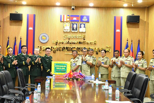 Tặng quà, chúc Tết lực lượng vũ trang Campuchia nhân dịp Tết cổ truyền Chôl Chnăm Thmây
