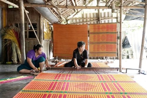 Nghề dệt chiếu Cà Hom chính thức là di sản quốc gia