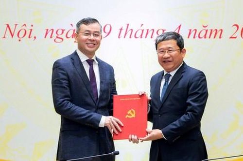 Bản tin 8H: Trao Quyết định chỉ định Chủ nhiệm Ủy ban Kiểm tra Đảng ủy Quốc hội