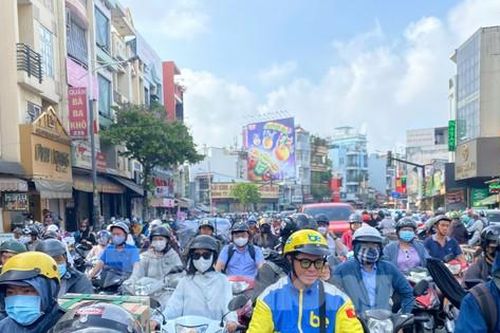 Luôn ùn ứ vào giờ cao điểm, cư dân khu Nam TPHCM 'mướt mồ hôi' đi làm