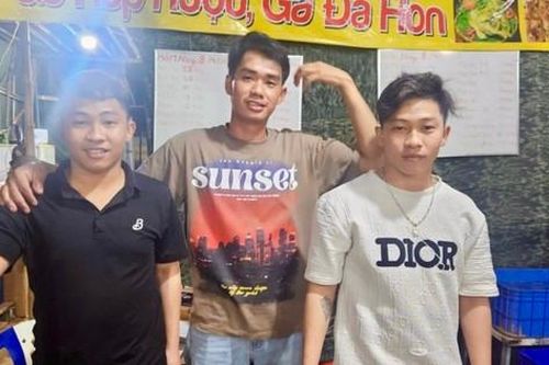3 chàng trai dũng cảm lao ra biển cứu 2 nữ sinh thoát đuối nước
