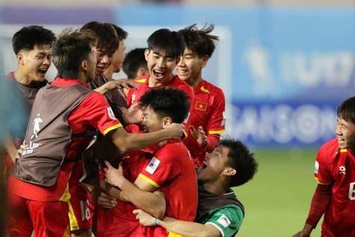 Thủ tướng động viên đội tuyển U17 Việt Nam trước trận 'chung kết' gặp U17 UAE