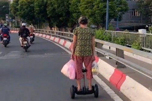 Xử phạt người phụ nữ đi xe điện cân bằng trên cầu ở TPHCM