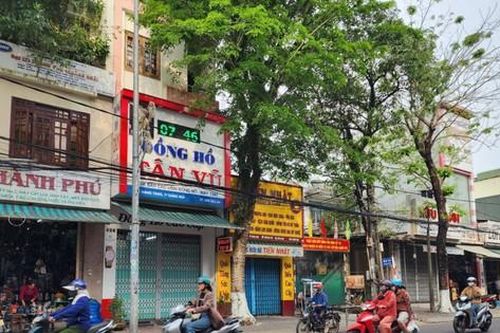 Nam thanh niên bị truy sát, chém rơi khỏi xe tử vong