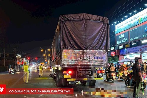 Hai người đi xe máy bị xe tải cán tử vong