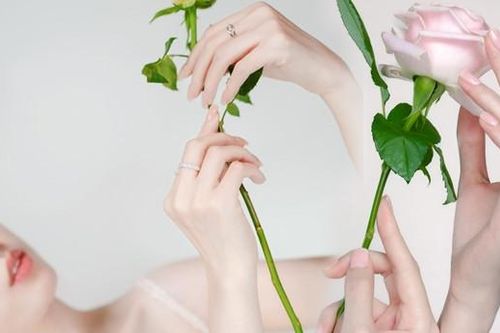 Cô gái Quảng Ngãi 'múa tay ra tiền' tiết lộ lý do không mở nắp chai, bê vác nặng