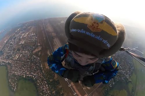 Cô gái Điện Biên khổ luyện nhảy dù 4 tháng để lấy 3 giây đáng nhớ 'trên trời'