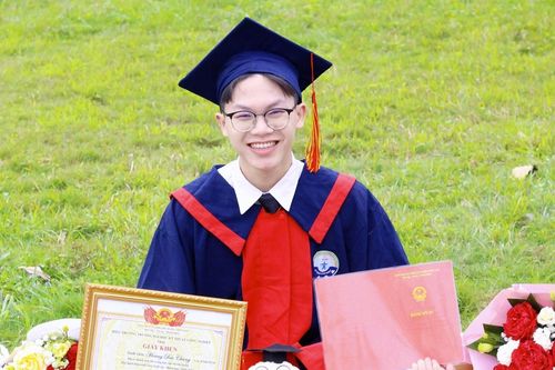 Chàng trai nhận 'cú đúp' thủ khoa đại học