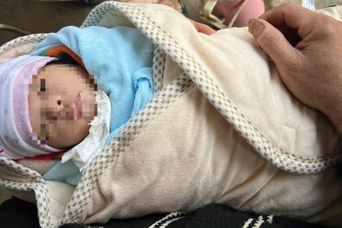 Bé trai 2 tháng tuổi bị bỏ rơi ở vỉa hè, chân trái đeo vòng hạt gỗ