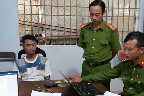 Chờ khách trước quán karaoke, tài xế taxi bị đâm vì lý do khó ngờ