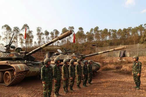 Đưa hai xe tăng T-54 vào sân vận động Mỹ Đình phục vụ biểu diễn
