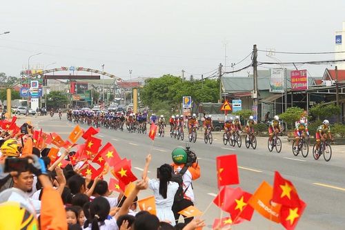 Giải xe đạp Cúp Truyền hình TP.HCM 2025: Bùi Duy Tùng giành áo chấm đỏ