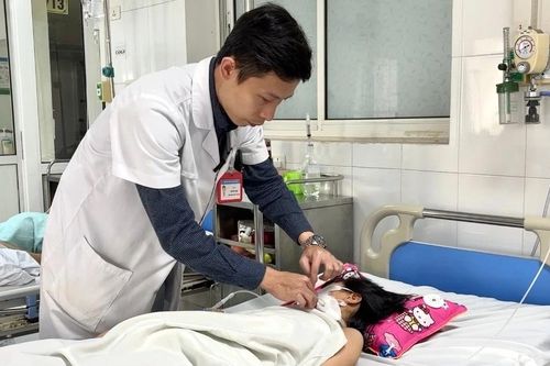 Bắc Giang: Bé gái 11 tuổi bị chó nhà nuôi cắn thủng thực quản
