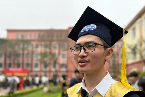 Tốt nghiệp đại học sớm một học kỳ vẫn 'ẵm' danh hiệu thủ khoa