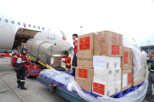 Tặng bằng khen cho Vietjet về thành tích cứu nạn, cứu hộ tại Myanmar