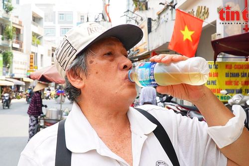 Những bình trà đá miễn phí làm dịu mát lòng người giữa tiết trời nắng gắt