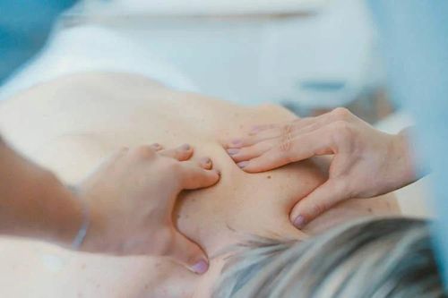 Thanh niên Trung Quốc bị đột quỵ sau khi đi mát xa cổ vai gáy