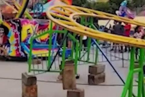 Tàu lượn siêu tốc dựng trên chồng gỗ cũ kỹ, rung lắc nguy hiểm ở Peru
