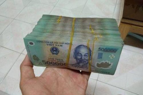 Cọc tiền mệnh giá 500.000 đồng bị đánh rơi, chủ nhân vẫn là 'ẩn số'