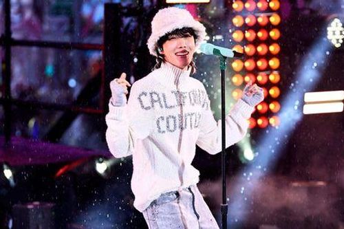 Tất cả phụ huynh BTS làm điều đặc biệt cho J-Hope