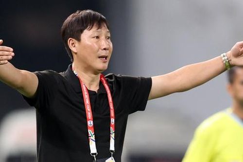 HLV Kim Sang-sik chuẩn bị đưa Quang Hải, Hoàng Đức đối đầu Manchester United?