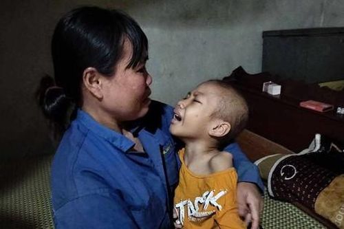 Nhói lòng trước ánh mắt cầu cứu của bé trai 8 tuổi bị ung thư tủy