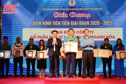 Biểu dương điển hình tiên tiến trong công nhân, viên chức, lao động