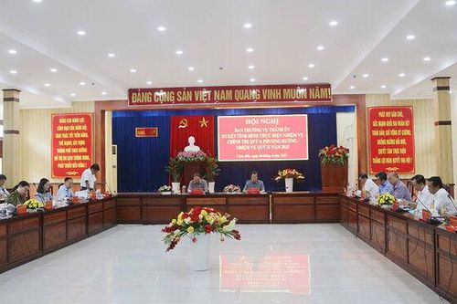 TP. Châu Đốc 'vừa chạy, vừa xếp hàng'