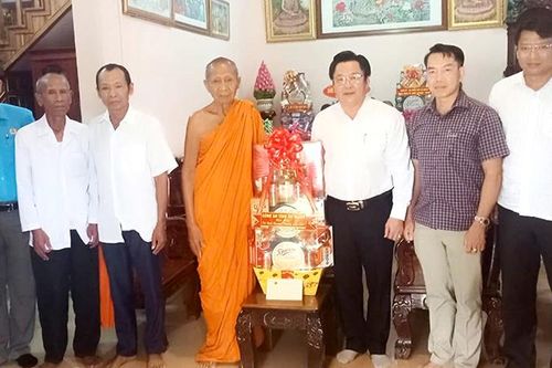 Giám đốc Công an tỉnh An Giang chúc Tết Chol Chnam Thmay Phó Pháp chủ Hội đồng chứng minh Giáo hội Phật giáo Việt Nam